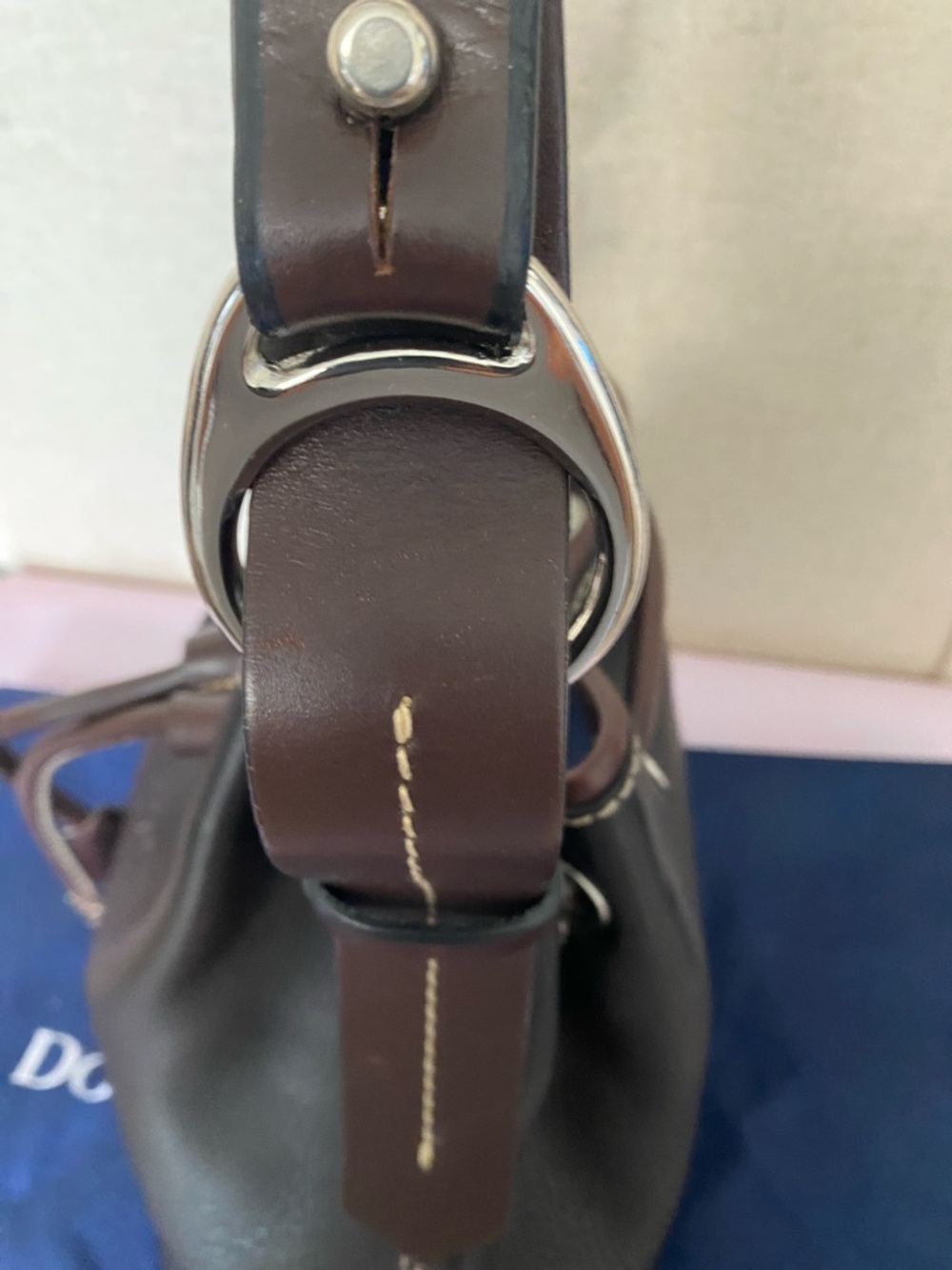 Dooney & Bourke Brown Leather Drawstring Shoulder Bag 🤎🩶 - Picture 5 of 13
